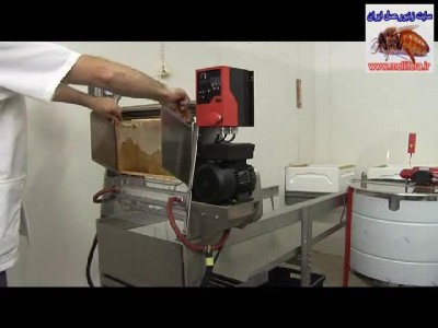 قرار دادن شانهای عسل به صورت دستی در قسمت دریافت شان توسط دستگاه دستگاه پولک بردار شان عسل