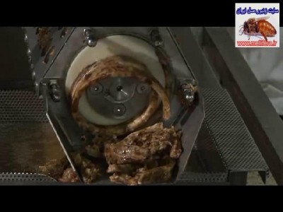 محفظه فشرده سازی موم سرپوش سلولها تا موم از عسل جدا بشه.(بخش انتهایی که موم خالص بیرون داده میشه)